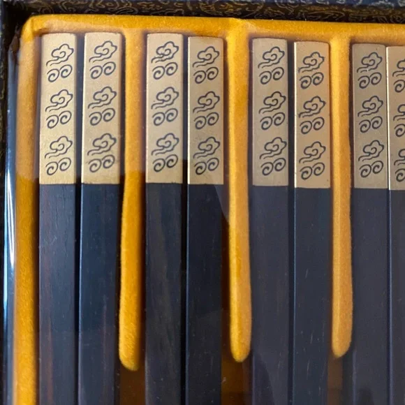 Set of 10 Elegant Black and Gold Wooden Chopsticks - High Quality - Picture 5 of 9